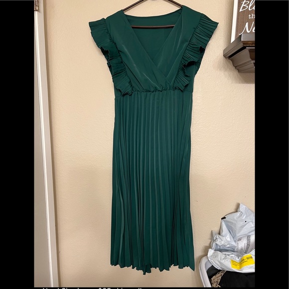 Dresses & Skirts - +*SOLD**New!! Pleated Ruffle Dress